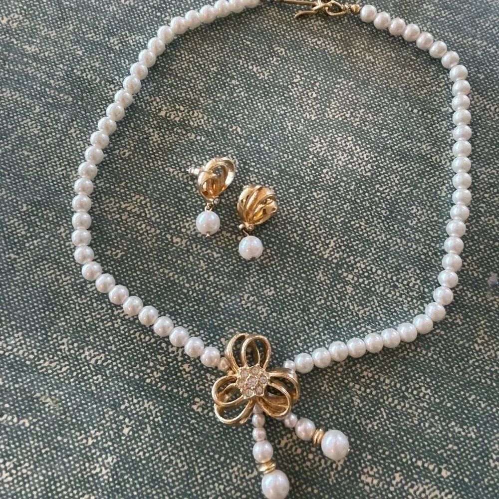 Avon Faux Pearl Necklace and Matching Pearl Drop Earrings EUC